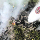Un helicóptero suelta agua en los montes de Santa Cruz del Sil (Páramo del Sil). JCYL