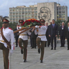 El presidente del Gobierno espanol  Pedro Sanchez  y el viceministro cubano de Relaciones Exteriores  Rogelio Sierra  durante la ofrenda foral celebrada en el monumento al procer independentista cubano Jose Marti  en La Habana.