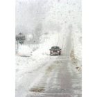 La quitanieves recorre las calles de Cistierna limpiando la capa de más de medio metro de nieve