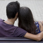 Dos adolescentes, en un banco de Barcelona.