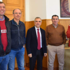 José Miguel Palazuelo, en el centro, junto a los miembros del comité de empresa. R. PRIETO