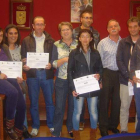 Mari Paz Díez, con los participantes en el programa a los que hizo entrega de los diplomas.