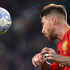 Sergio Ramos cabecea durante el Italia-España disputado en Turín.