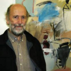 Eduardo Vega Seoane posa ante una de las obras que puede verse en la galería Ármaga.