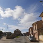 Algunas farolas de alumbrado de Villanueva están colocadas en las fachadas de las viviendas.