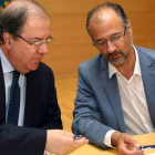 Juan Vicente Herrera y Luis Fuentes, firmaron ayer el <em>"Acuerdo de Investidura y por la gobernabilidad de Castilla y León".</em>