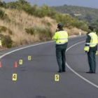 Un equipo de la Guardia Civil reconstruye el accidente en la misma carretera.