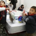 Dos pequeños familiares de Diego Armando Estacio, durante el acto de entrega de dos pisos protegidos