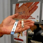Dispositivos para hacer un test rápido de detección del virus del sida en un centro de Barcelona.