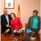 Victorino Alonso, Ana Durán y Miguel Martínez, en la firma del convenio