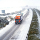 Nieve en la autovía A-23 en Santa Eulalia (Teruel). ANTONIO GARCÍA