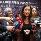 Montero atendió ayer a los medios antes de su encuentro con mujeres en Villaquilambre. RAMIRO