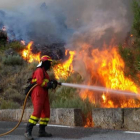 Miembros de la UME trabajan en la extinción del fuego en Gavilanes (Ávila), en una imagen de archivo. UNIDAD MILITAR DE EMERGENCIAS