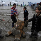 Unos niños juegan en un campo para refugiados en Grecia.