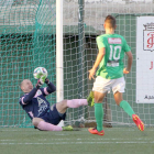 Javi Díez no puede detener el remate de Ramiro que supuso el segundo gol de los salmantinos al borde del descanso.