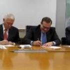 Los responsables del CB San José y León Farma, firmando el convenio