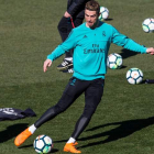 Cristiano Ronaldo durante el entrenamiento realizado ayer en Valdebebas. RODRIGO JIMÉNEZ