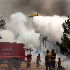 Los servicios de extinción trabajan en Sarnadas. PAULO NOVAIS