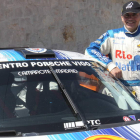 Sergio Vallejo, con su Porsche 911 GT3, en el parque cerrado antes de salir a rodar.