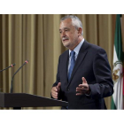 Griñán, ayer, tras presentar su dimisión.