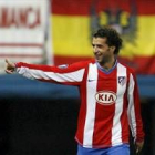 El atlético Simao celebra su tanto ante los escoceses