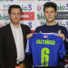 Gaztañaga estuvo secundado por el consejero delegado del club en la presentación oficial.