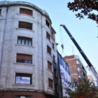 Arriba, el inicio de la demolición, el pasado martes. Abajo, estado que presentaba ayer el edificio,