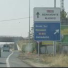 Imagen del desvío de la carretera de Benavente hacia la ronda sur en Trobajo del Cerecedo
