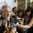 Cándido Conde-Pumpido atiende a los medios en una imagen de archivo.