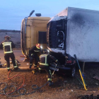 El vehículo pesado atrapó al coche al volcar sobre el lado izquierdo. BOMBEROS DE LEÓN