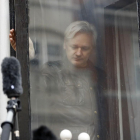 El fundador de WikiLeaks, Julian Assange, detrás de una ventana del edificio de la embajada ecuatoriana en Londres