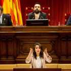 La líder y portavoz de Ciudadanos, Inés Arrimadas, durante su intervención ayer en el pleno del Parlament. QUIQUE GARCÍA