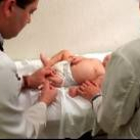 Un pediatra vacuna a un bebé en un hospital público