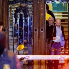 La Guardia Civil sale del registro de la sede de Omnium Cultural en Barcelona. QUIQUE GARCÍA