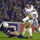 Fernando Morientes remata a portería a pesar de la oposición de un jugador del Rosenborg noruego