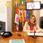 Julio Andrés Gutiérrez y la delegada del Gobierno, ayer, explicando la operación en León. RAMIRO