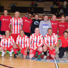 Foto de familia de periodistas y políticos que participaron en el partido solidario. PEÑA SOCUELLO