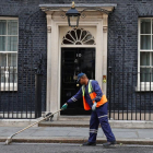 Preparativos ante Downing Street para la comparecencia de May.