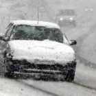 Varios coches intentan circular por una carretera de Navarra