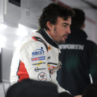 El piloto español Fernando Alonso se reúne con su equipo.