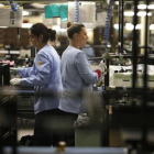 Dos trabajadoras durante su jornada laboral en la cadena de montaje de una empresa española.