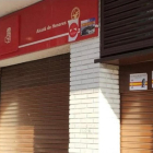 Carteles en la fachada de la sede del PSOE en Alcalá de Henares. /