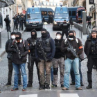 uerzas de seguridad cierran el paso en una calle de París.