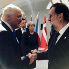 Donald Trump y Mariano Rajoy se saludan al inicio de la cumbre informal de la OTAN, en Bruselas.
