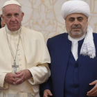 El papa con el líder de los musulmanes del Cáucaso, Allahshukur Pashazadeh. L’OSSERVATORE ROMANO