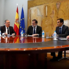 El ministro Juan Ignacio Zoido reunido con el presidente del Gobierno, Mariano Rajoy, para informarle de la decisión de la mesa de evaluación.