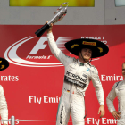 Rosberg, tocado con sombrero mexicano, celebra su victoria junto a Hamilton y Bottas.