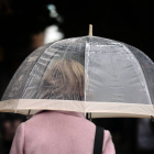 Una mujer se protege de la lluvia con un paraguas. ANA ESCOBAR
