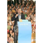 El presidente del PP, Mariano Rajoy, atiende a los periodistas