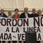 Las autoridades encabezaron la pancarta de protesta contra el trazado de la línea Lada-Velilla